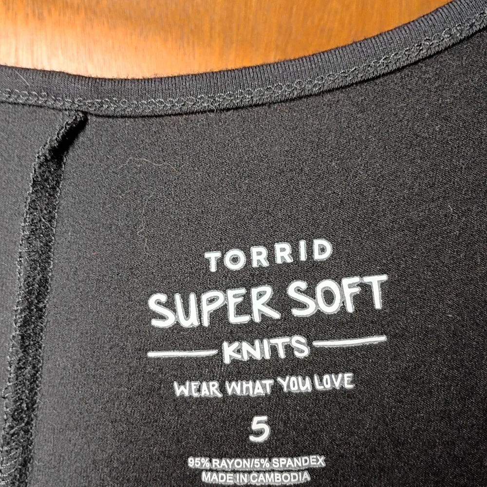 Torrid Super Soft Black V-Neck Tank Top Size 5X - Picture 2 of 2